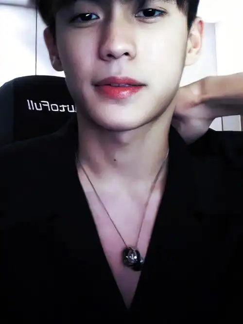 余庆伟黑衬衫yyds