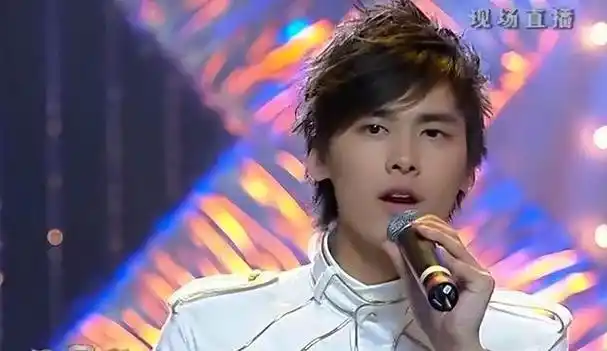 就这样,李易峰这边刚刚踏入大学校门,那边,娱乐圈就向他伸出了橄榄枝.