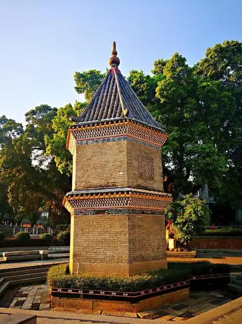 的斜对面荔枝湾涌的旁边其又称为文笔塔文昌塔是广州市中心唯一的文塔