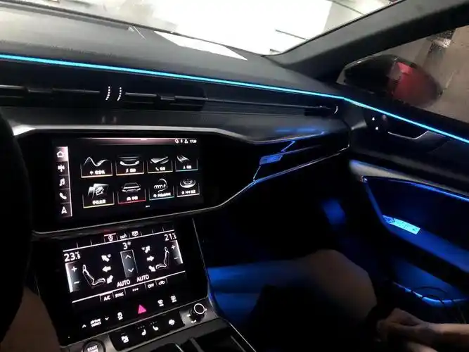 奥迪a6l 请问奥迪a6出厂自带正前方的氛围灯吗?