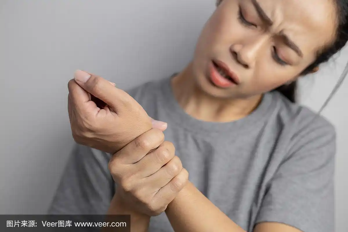 手腕疼痛的女人.