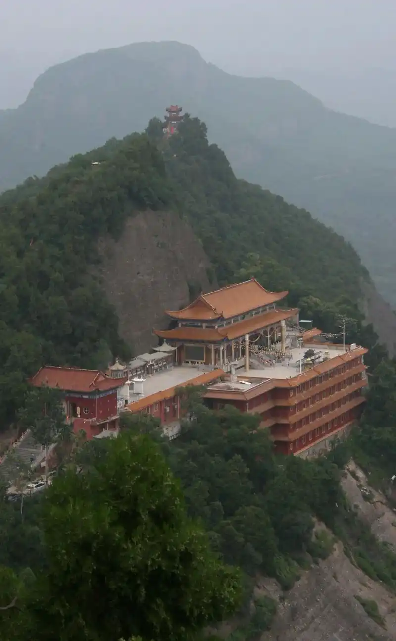 香山寺.该寺位于陕西铜川耀州区西北四十五公里的庙湾镇境内.