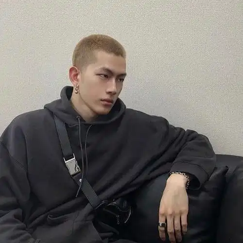 看看这优越的鼻梁,不知道摸的时候会不会硌到我寸头真的很考验硬件