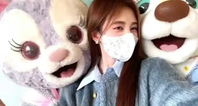 鞠婧祎晒迪士尼自拍##星黛露薅鞠婧祎头发