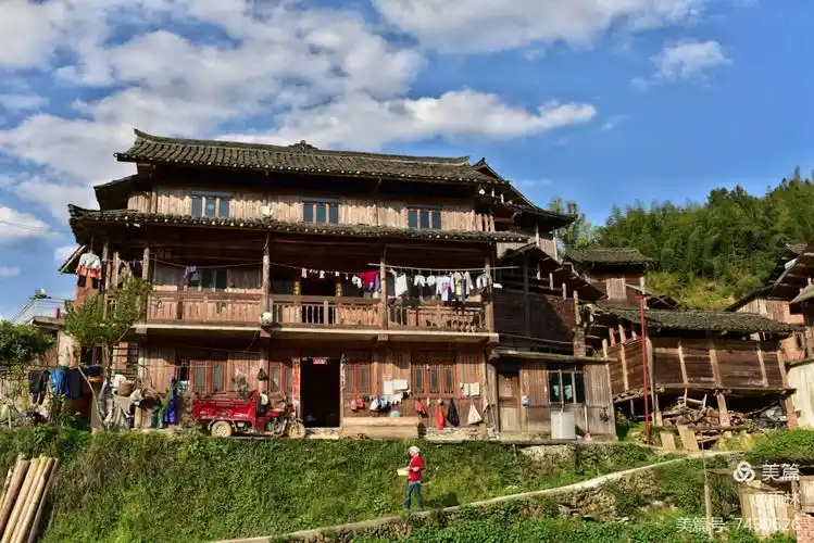 蓝天白云下的侗族干栏式木楼建筑