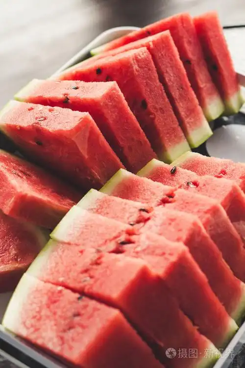 成熟的红色西瓜切片躺在托盘上, 特写