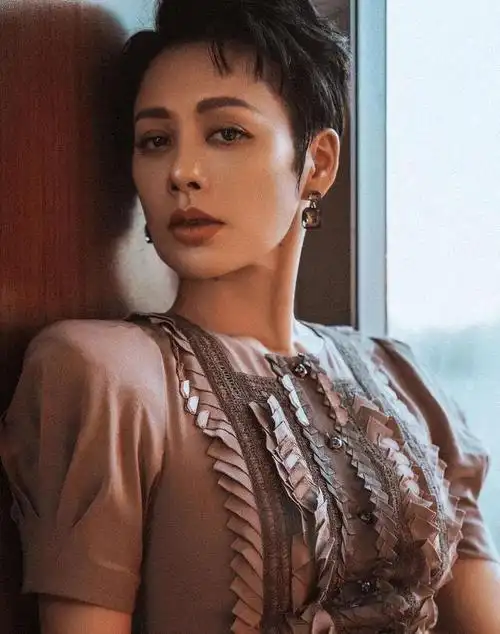 当年,蒋雯丽年轻貌美,塑造了许多经典角色,比如在《金婚》中饰演的"