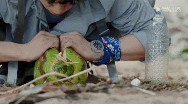 明星爆改拾荒大汉落地三秒就开始捡垃圾