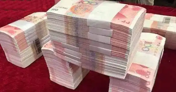 我爸要十万彩礼老公拿出二十万现金他提出一个要求我咬破嘴