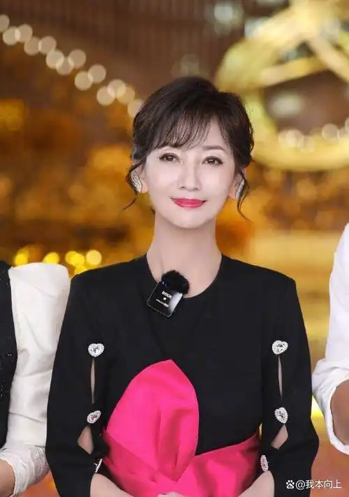 赵雅芝粉色长裙衬托白皙皮肤挥手微笑端庄大气