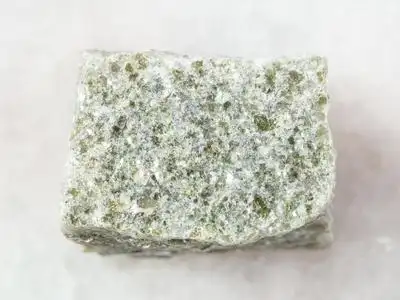 骨骼变形生的石英-云母片岩石头向白色的摄影图