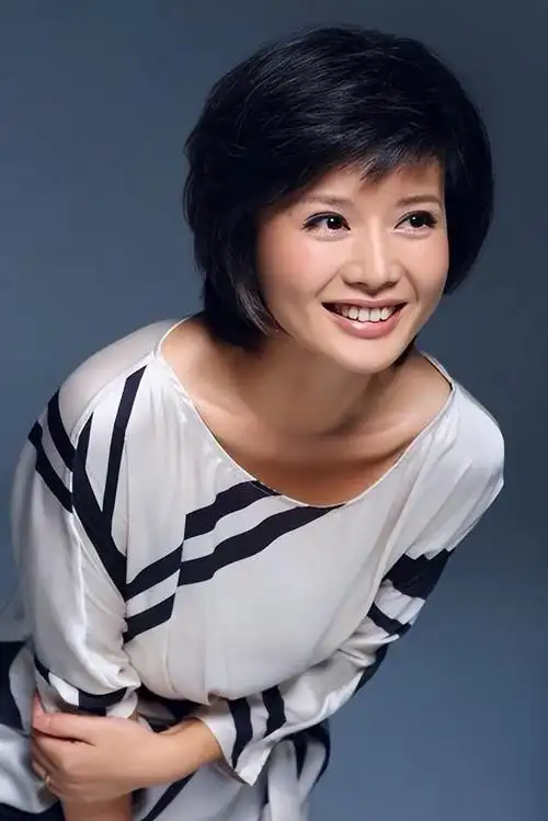 程愫剪超短发太气质日系街拍打扮温柔又高级笑容太有吸引力