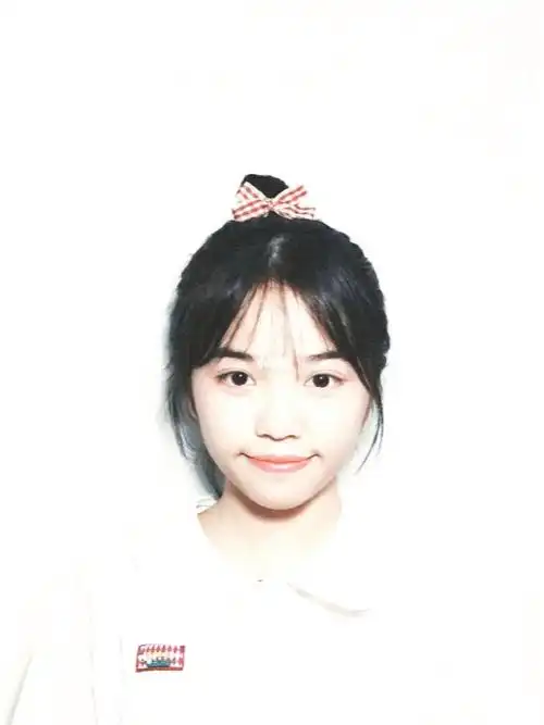 我只是浅试了一个胶片滤镜,没想到与白墙融为一体了#证件照  #胶片