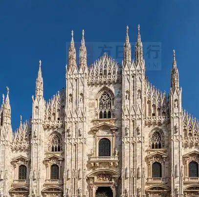 米兰大教堂是一座宗教建筑,位于意大利,是天主教的教堂,其风格是哥特
