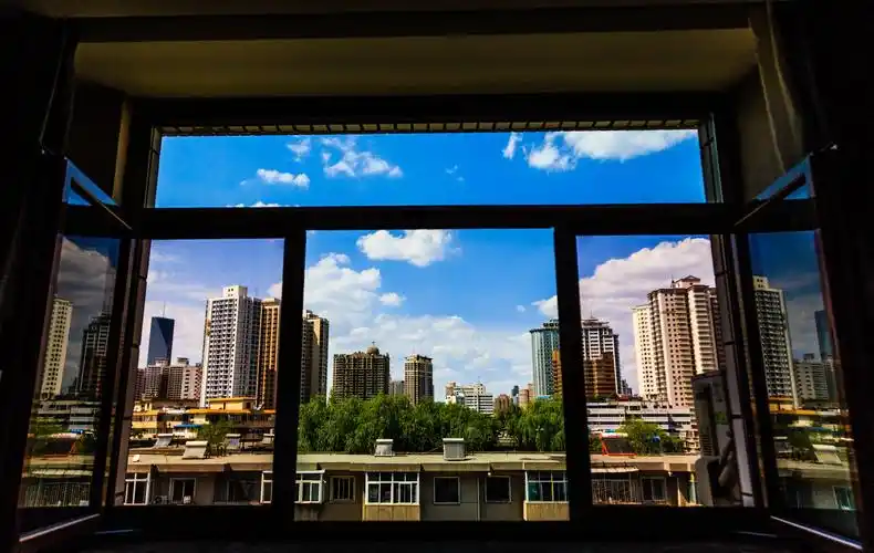 飞抵兰州时,天气晴好,从所住宾馆的窗外看出去,犹如一幅风景画.