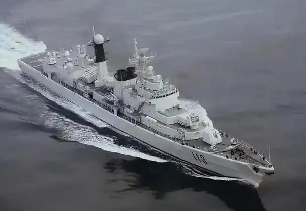 据当时的舰长李玉杰回忆,在他们刚刚离开青岛不久,就有9级大风卷着