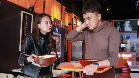 苹果梨剧场搞笑视频  :美女刁难服务员