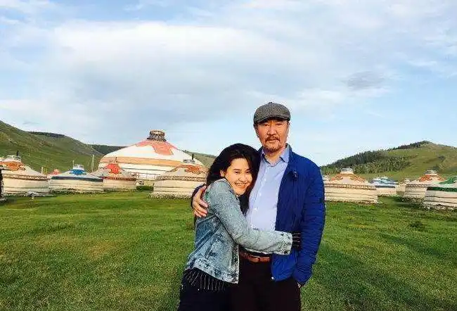 66岁成吉思汗巴森罕见露面女儿照片颇有刚劲结婚多年妻子冻龄