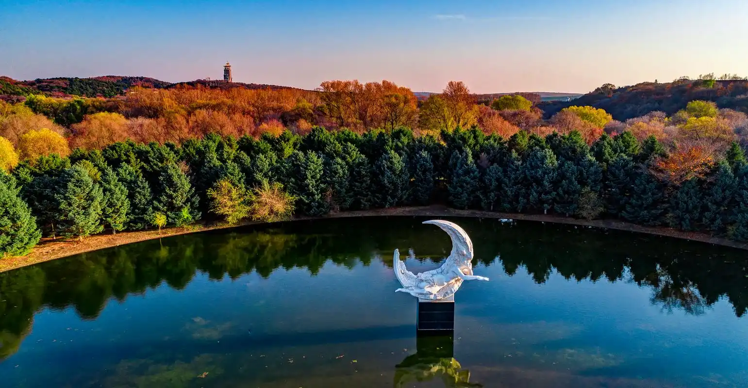 坐落于吉林省长春市东南部的净月潭景区,其面积广达96.