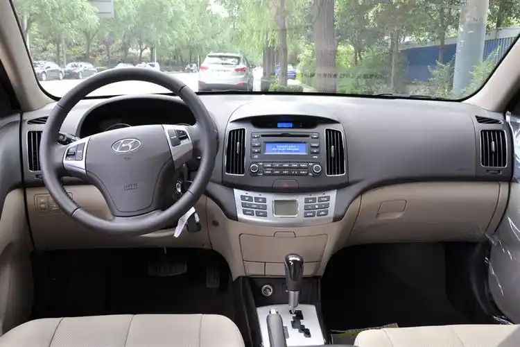 悦动完整内饰(中间)