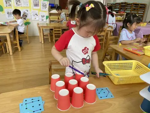 多种玩法~纸杯游戏纸杯不仅可以投放在班级的美工区,还可以放在建构区