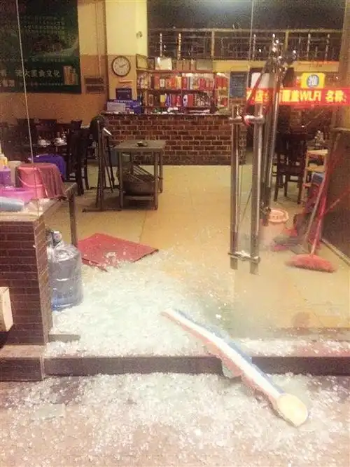 南梧路一家餐饮店玻璃门无端被砸警方已展开调查