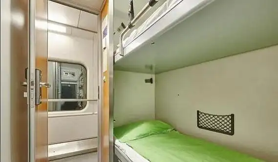 第一次做硬卧,绿皮火车硬卧上中下三铺哪个最好?