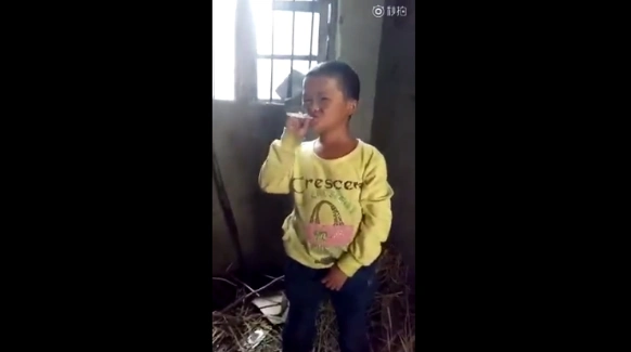 10岁小马云住豪宅坐豪车,早期吸烟视频曝光,网友:这孩子毁了!