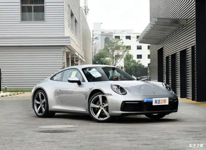 保时捷911搭载了一台3.7发动机,最大输出功率478kw,最大扭矩800nm.3.