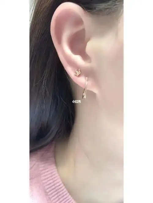 潮宏基彩金耳钉