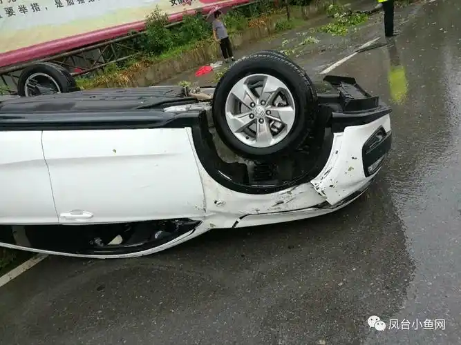 淮河大桥路段一轿车撞树翻车提醒广大车友雨天注意安全