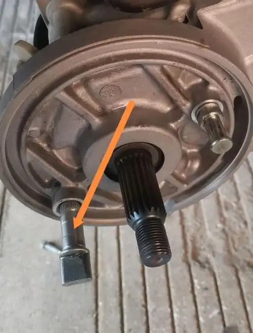 后制动轴和离合器甩块,这两个地方,新车出厂时都是干的没上油.