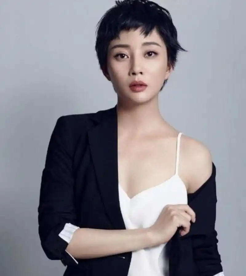 没想到短发的殷桃还挺有味道,精致洋气,成熟干练又不失性感,又美又撩!