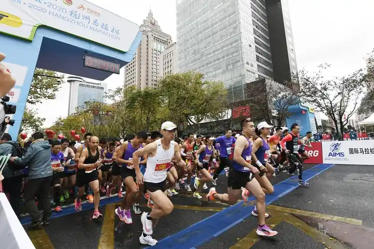 杭州马拉松鸣枪起跑.