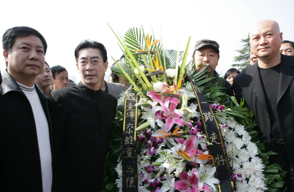 在拍戏的过程中,闫怀礼和马德华结上了十分深厚的情感,想必兄弟两人