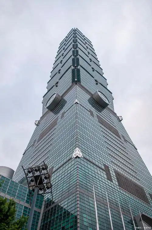 台北101大厦位于台湾台北市信义区,是世界闻名的地标性建筑.