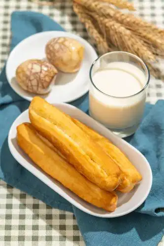 豆浆油条茶叶蛋特写格子桌布背景