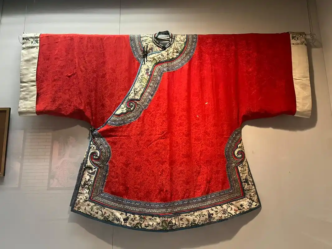 古代女性太辛苦了 这衣服上的花纹全是绣花,复杂,浪费时间,完全没必要