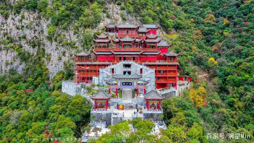 沿步道下山边赏路边风景边步行到神女庙,步行约1.