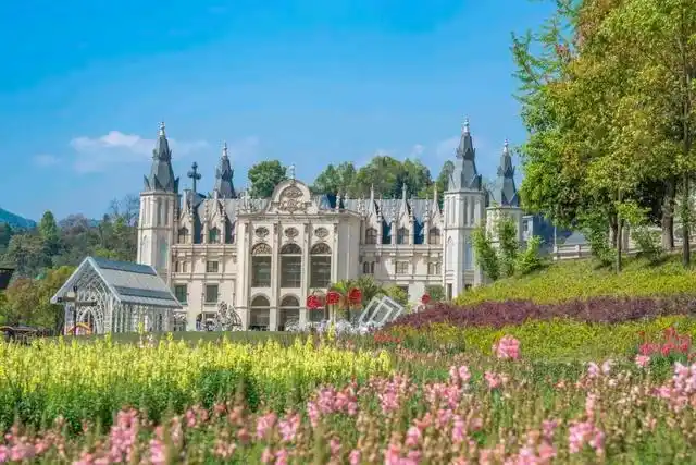 景区地址: 重庆市黔江区冯家街道中坝居委 可直接导航:黔江爱莉丝庄园