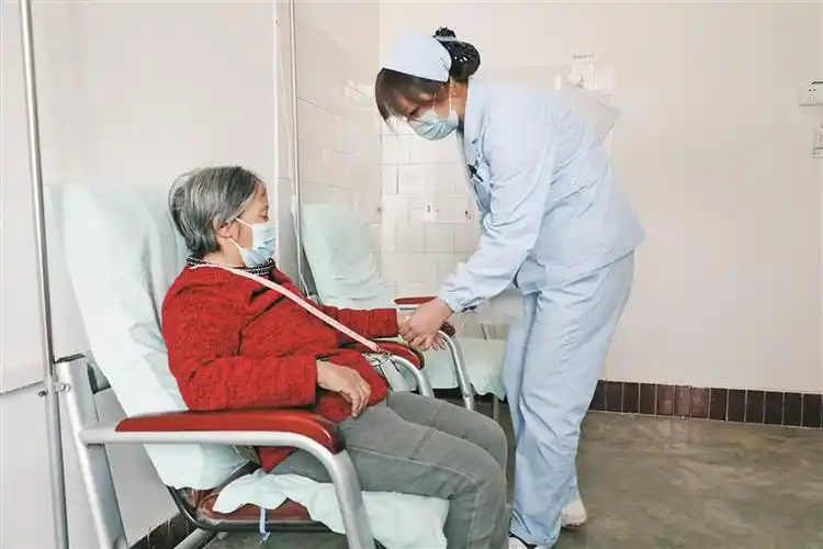 5月7日,一师阿拉尔医院医共体九团分院门诊护士(右)为患者输液.