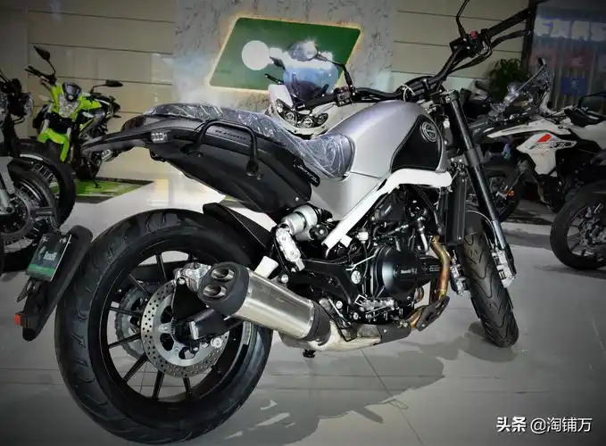 贝纳利幼狮500是一款具有意式风情的复古摩托,它的到来成功开启了国产