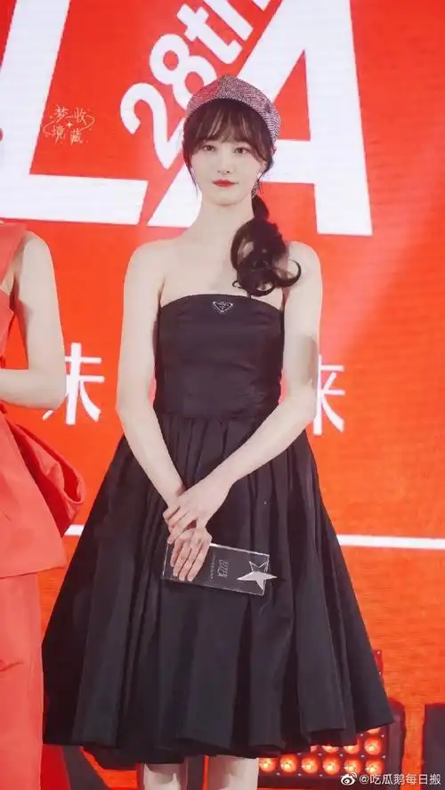 郑爽黑色抹胸裙