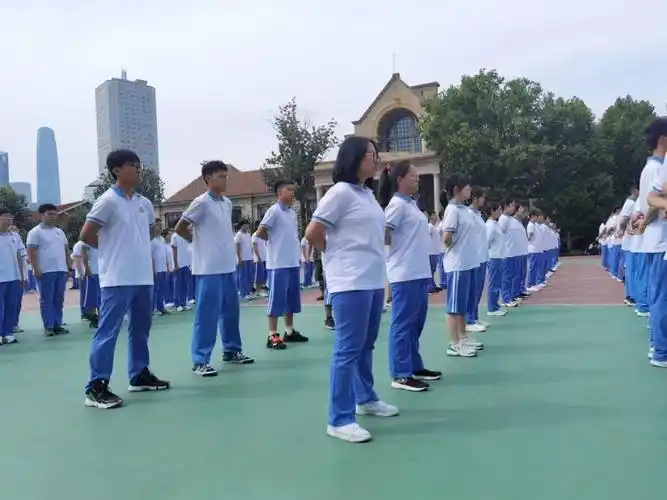 在这里发生烈日当空,朝气昂扬,展青春朝气无军训不青春,着整齐校服,校