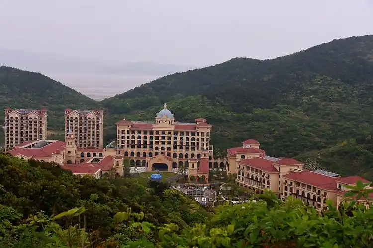 宁波工人疗养院(半边山度假店)位于宁波东海之滨的象山石浦半边山旅游