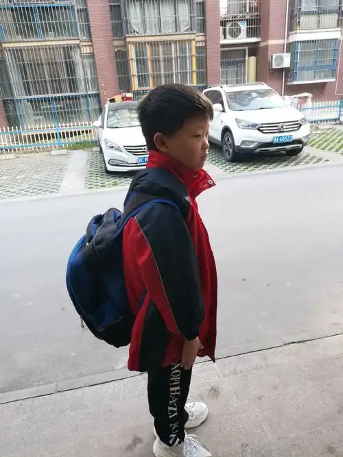 那就是:疫情早日退散,我穿上校服,背着书包,高高兴兴上学去.