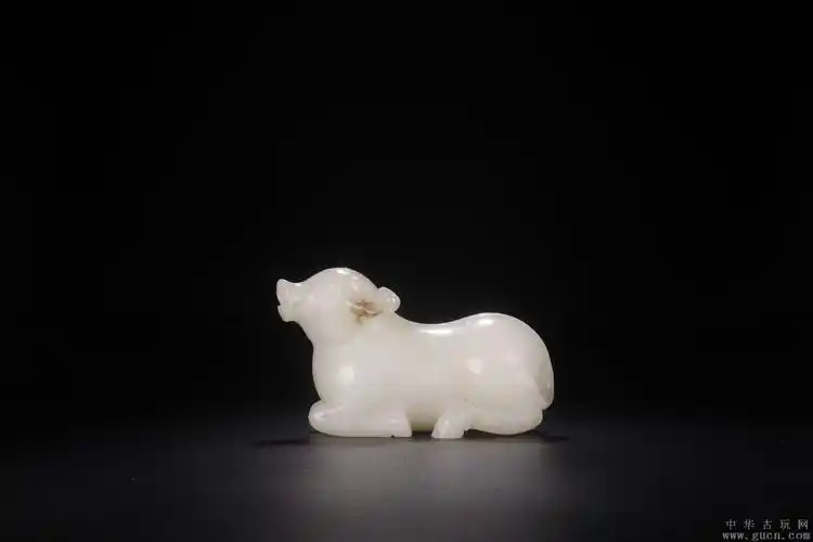 旧藏,和田白玉卧牛摆件