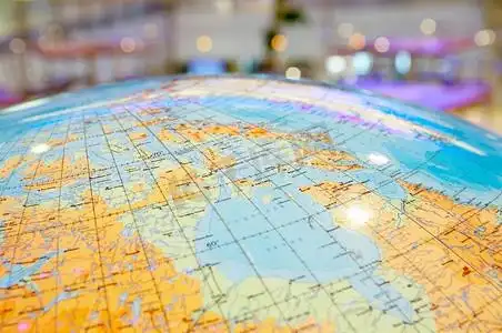 在昏暗的背景下,处于地理地球的顶端行政区划图拼图