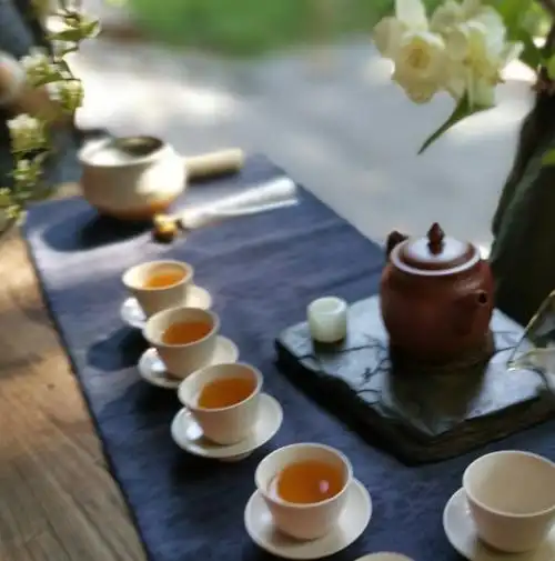 人文茶道团队,数年来行走于各大茶山和寺院,100余张高清大图,生动还原