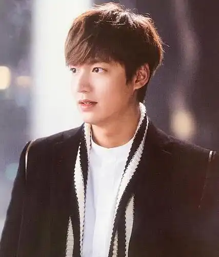 李敏镐更新微博,自拍照中是素颜,眉毛引起网友讨论:真精致